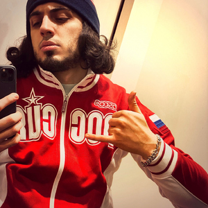 12岁女生穿口球脚铐脚锁进笼子
