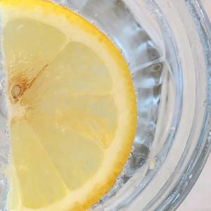 12岁女生穿口球脚铐脚锁进笼子
