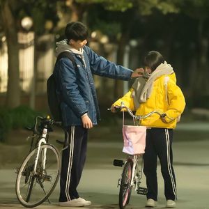 12岁女生穿口球脚铐脚锁进笼子
