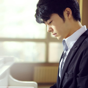 12岁女生穿口球脚铐脚锁进笼子
